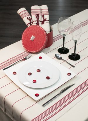 chemin de table raye rouge