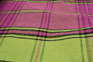zoom toile madras violet vert