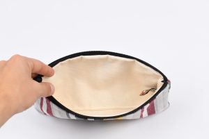 interieur trousse tissu bayadere gris