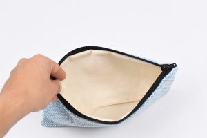 interieur trousse tissu medaillon bleu