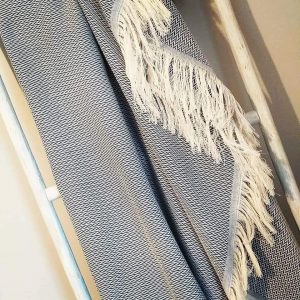 plaid coton laine recyclée chevron bleu nuit .