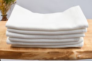 serviette de table en tissu motif medaillon blanc